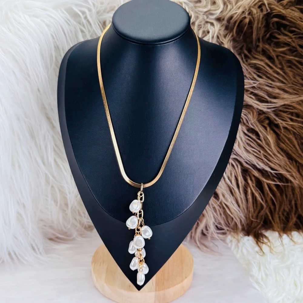 Beautiful goldtone, faux pearl cluster lightweight costume necklace